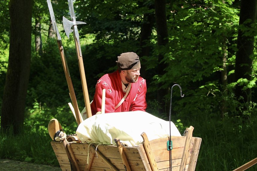 500 Jahre nach dem Bauernkrieg stellen 30 Darsteller in historischen Gew&auml;ndern den M&uuml;ntzer-Zug nach und machen Station in Ebeleben
