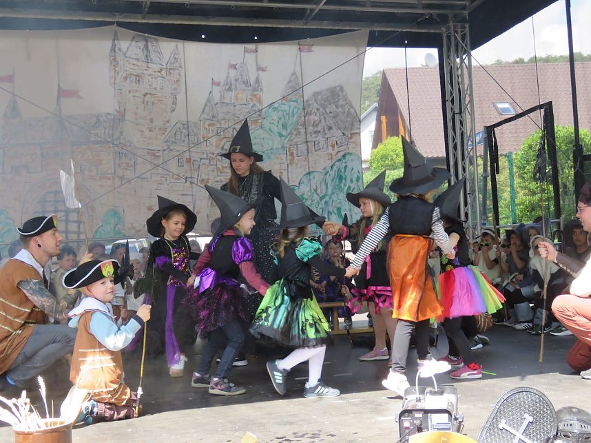 Ritter, Bauern, Burgverwalter � die Kindervilla tanzt im Mittelalter