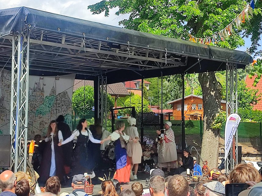 Ritter, Bauern, Burgverwalter � die Kindervilla tanzt im Mittelalter