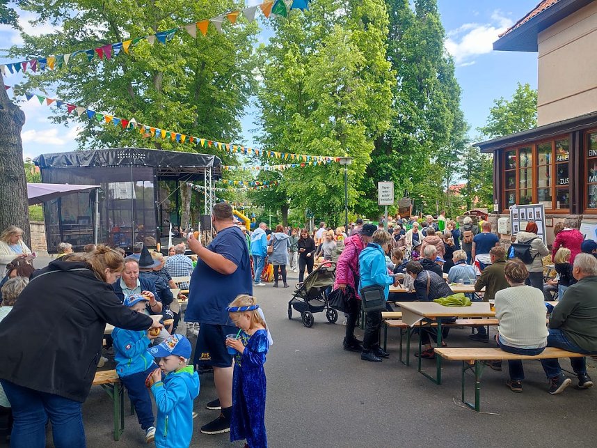 Ritter, Bauern, Burgverwalter � die Kindervilla tanzt im Mittelalter
