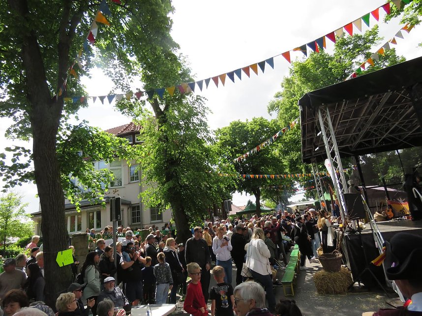 Ritter, Bauern, Burgverwalter � die Kindervilla tanzt im Mittelalter