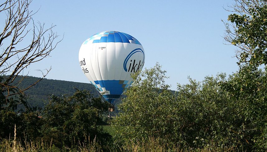 Landung eines Hei&szlig;luftballons in der Goldenen Aue