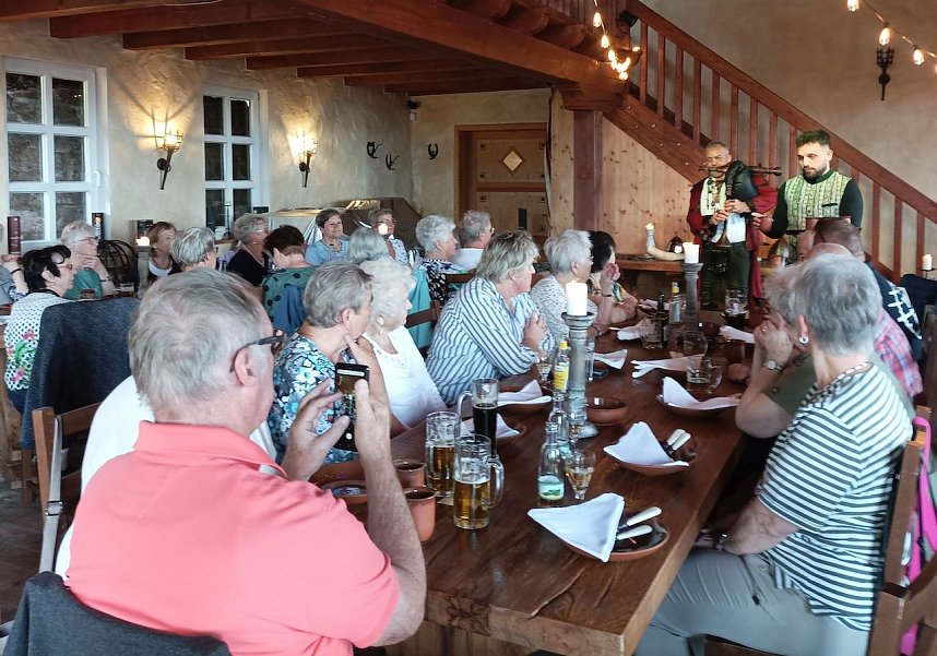 Die WB 4 Schussfahrt ins Mittelalter f&uuml;hrte die Sondersh&auml;user auf die Burg Hohenstein in Neustadt zum Burgherren Kai Prengel