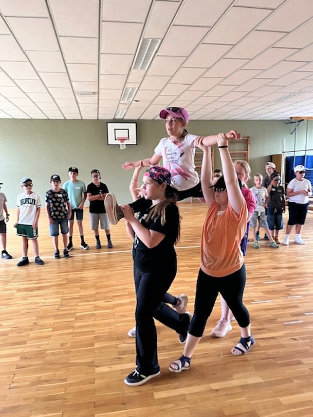 Mit gro&szlig;em Spa&szlig;,tanzten sich die Uderlebener Sch&uuml;ler in die Ferien