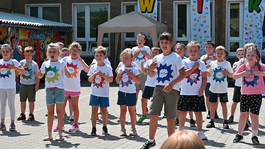 Mit gro&szlig;em Spa&szlig;,tanzten sich die Uderlebener Sch&uuml;ler in die Ferien