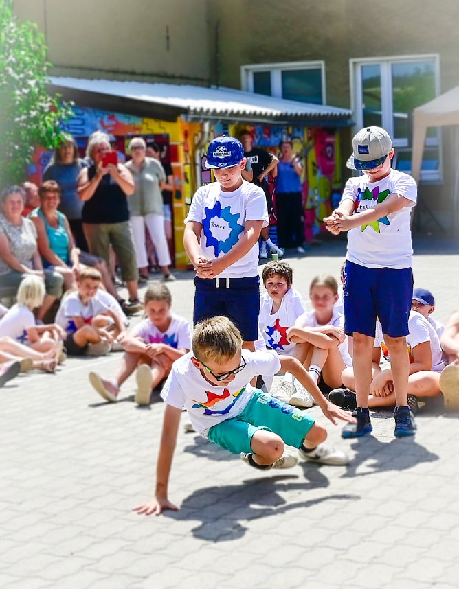 Mit gro&szlig;em Spa&szlig;,tanzten sich die Uderlebener Sch&uuml;ler in die Ferien