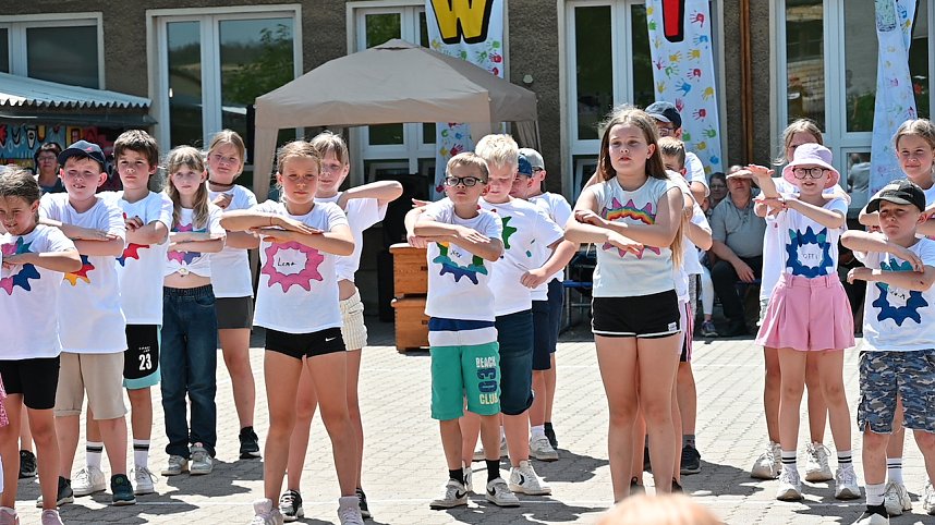 Mit gro&szlig;em Spa&szlig;,tanzten sich die Uderlebener Sch&uuml;ler in die Ferien