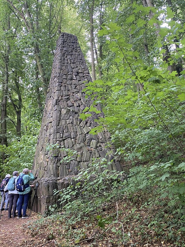 Pyramide versteinertes Holz