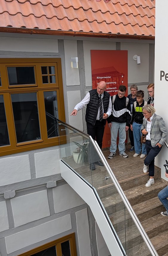 B&uuml;rgermeister Steffen Grimm f&uuml;hrte die Sch&uuml;ler durch das Sondersh&auml;user Rathaus