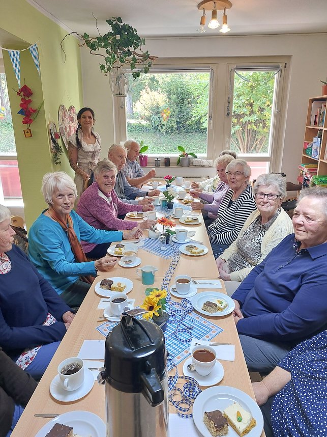 Fr&ouml;hliche Stimmung beim Oktoberfest im Seniorentreff-Borntal