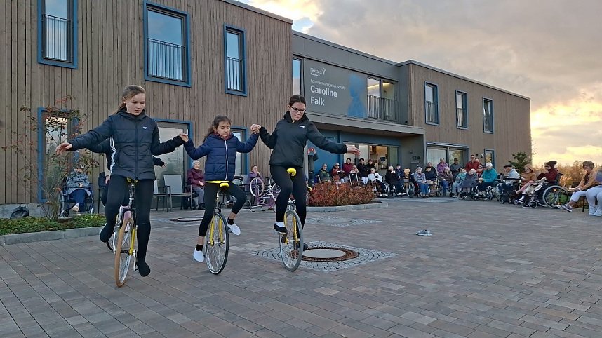 Kinder des Ein- und Kunstradsportvereins aus Holzthaleben zeigten am 105. Geburtstag von Frau Els&auml;sser eine beeindruckende Darbietung 