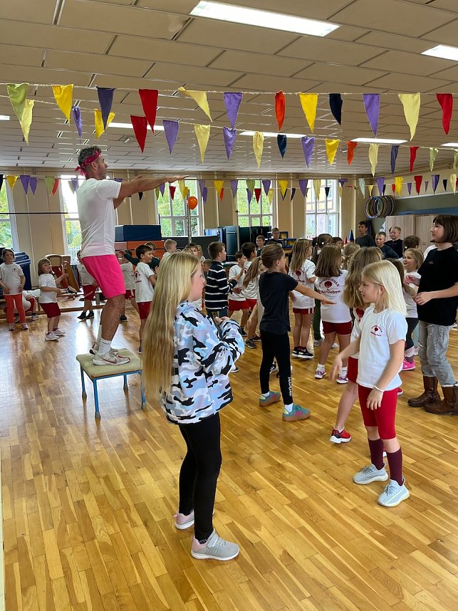 Let&acute;s dance for Kids � das coole Bewegungsprojekt mit Michael Hirschel in der Grundschule in Udersleben