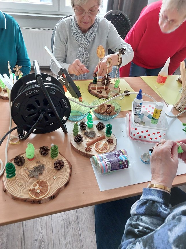 Fr&ouml;hliches Weihnachtsbasteln in gem&uuml;tlicher Runde im Seniorentreff in Jecha