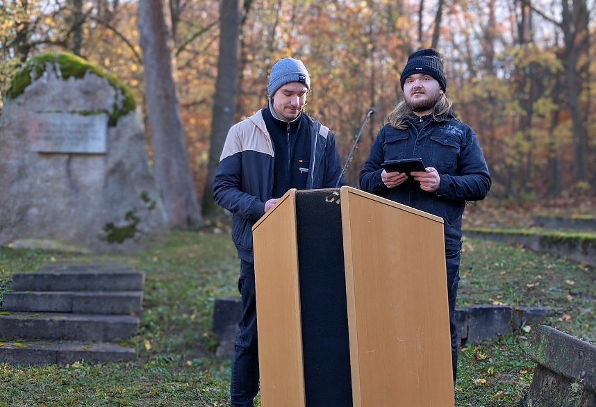 Max Sch&auml;fer (li.) und Malte Ringhoff (re.) gaben einen eindrucksvollen Einblick in die Hintergr&uuml;nde der Pogromnacht und Gefahren von aktuellen Tendenzen