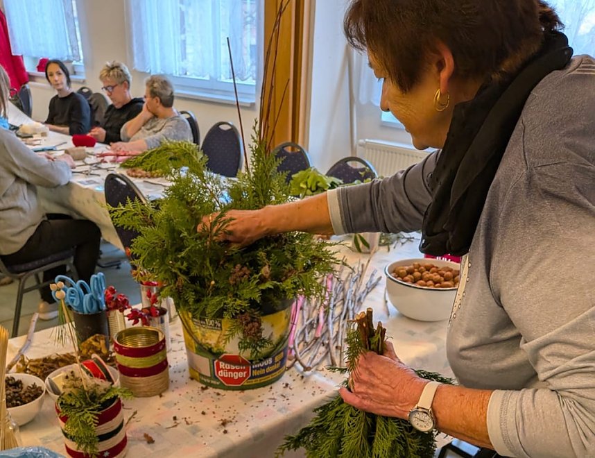 Basteln in der Vorweihnachtszeit beim SEniorentreff in Himmelsberg