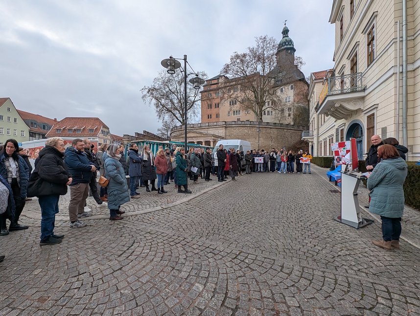 Zahlreiche B&uuml;rgerinnen und B&uuml;rger waren der Einladung zum Aktionstag gegen h&auml;usliche Gewalt vor das Landratsamt in Sondershausen gefolgt.