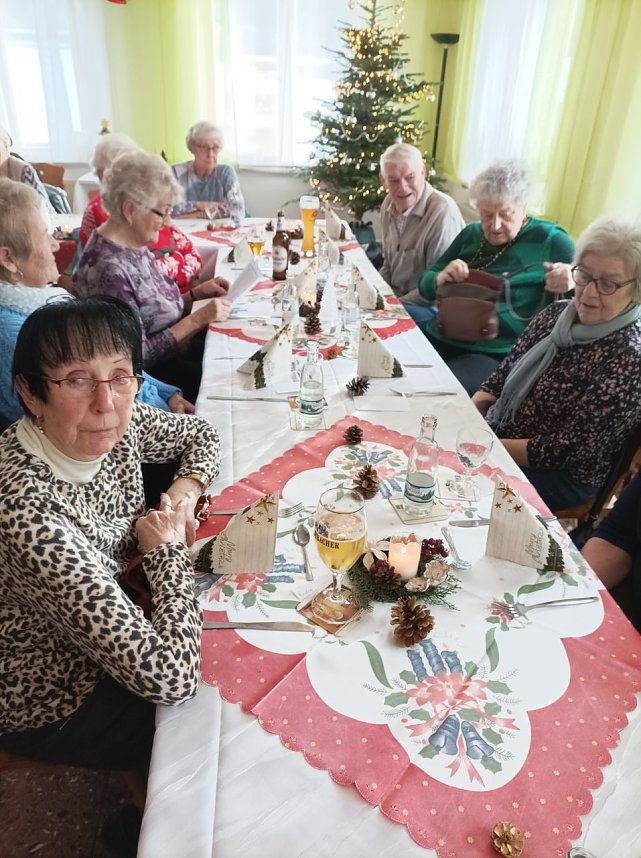 In der WB 4 Seniorengruppe in Sondershausen wurde stimmungsvoll die Weihnachtszeit gemeinsam mit den Bebraer Singv&ouml;geln eingel&auml;utet.