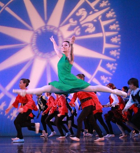 T&auml;nzerinnen und T&auml;nzer des Studios Radeva.