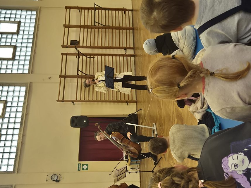 Einige Musiker des Loh-Orchesters besuchten die Grundschule in Hohenebra.