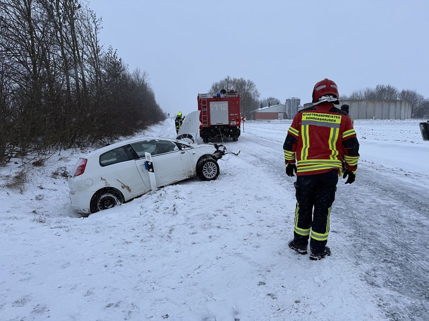 Unfallfahrzeug auf der Landstra&szlig;e bei Immenrode