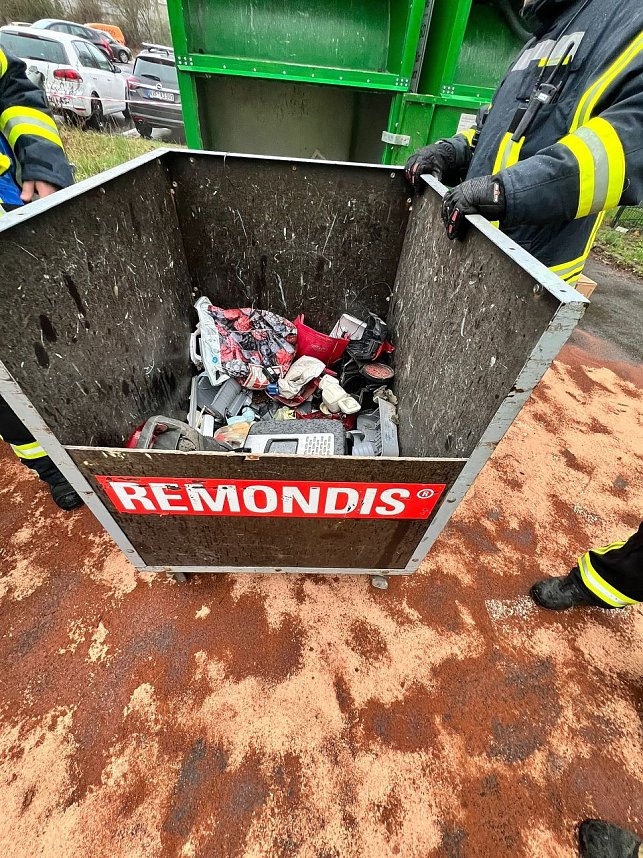 Der &Uuml;belt&auml;ter: Eine mit &Ouml;l entsorgte Fritteuse.