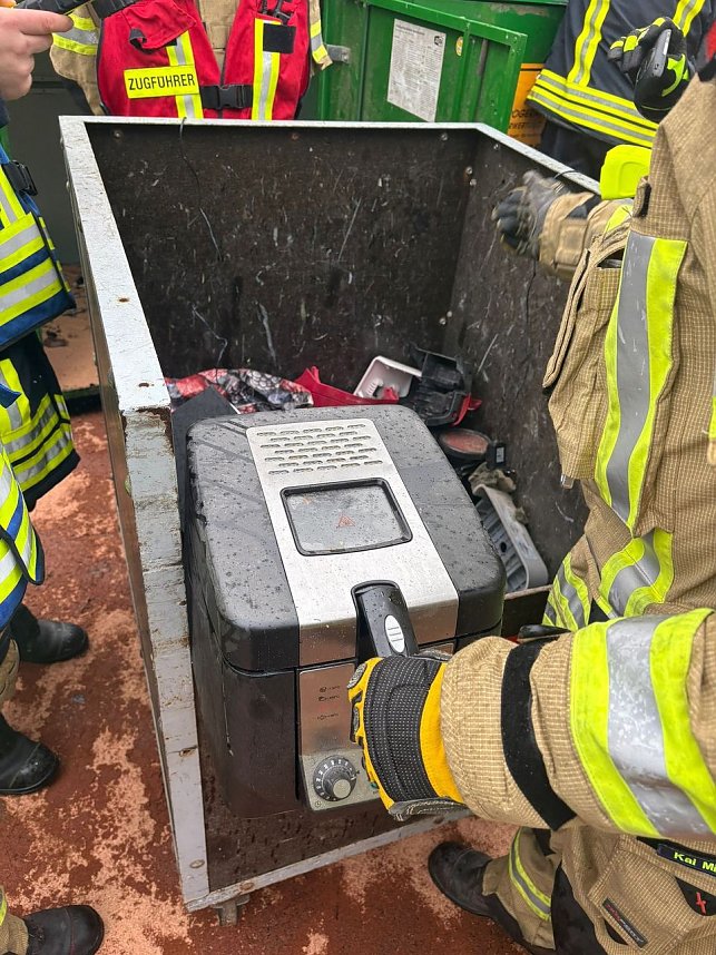 Der &Uuml;belt&auml;ter: Eine mit &Ouml;l entsorgte Fritteuse.