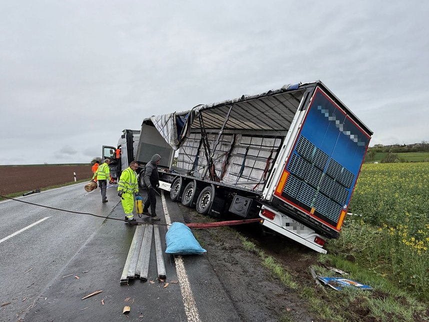 Bergung des verungl&uuml;ckten Lkw auf der B4 bei Nordhausen.