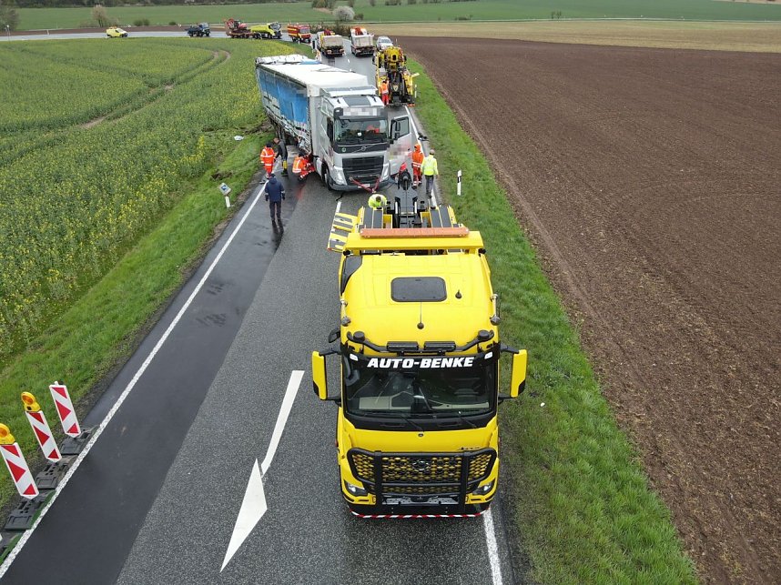 Bergung des verungl&uuml;ckten Lkw auf der B4 bei Nordhausen.