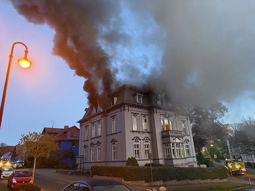 Ein Feuer ist im oberen Geschoss eines Mehrfamilienhauses in Sondershausen ausgebrochen.