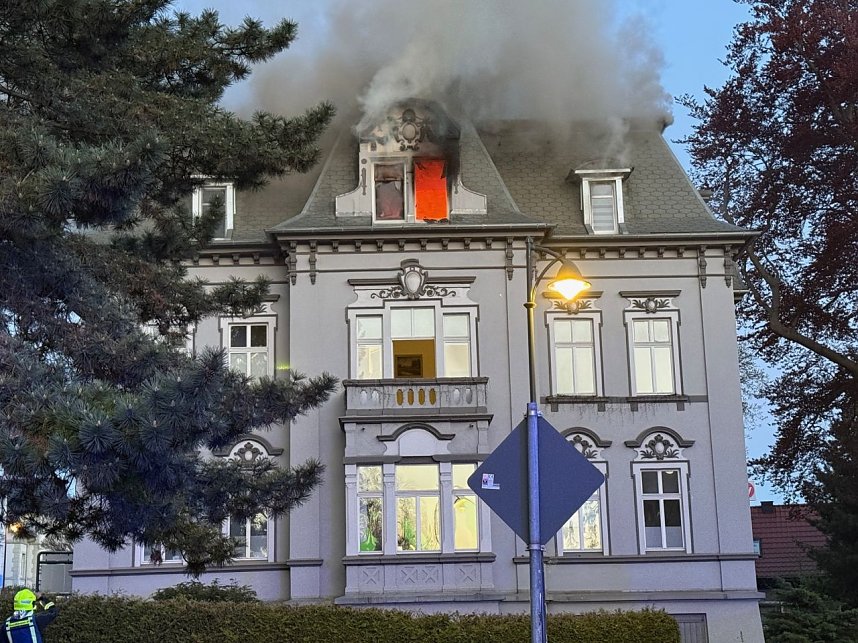 Ein Feuer ist im oberen Geschoss eines Mehrfamilienhauses in Sondershausen ausgebrochen.