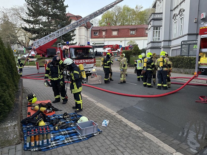 Die Feuerwehren in Sondershausen und Ebeleben versuchen das Feuer zu l&ouml;schen. 