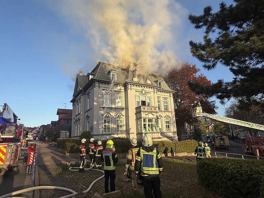 Die Feuerwehren in Sondershausen und Ebeleben versuchen das Feuer zu l&ouml;schen. 