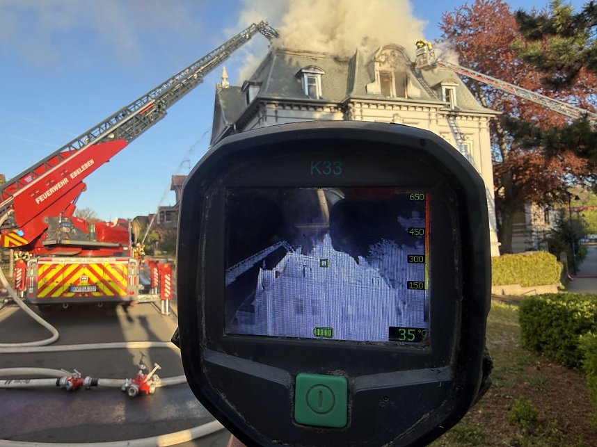 Die Feuerwehren in Sondershausen und Ebeleben versuchen das Feuer zu l&ouml;schen. 