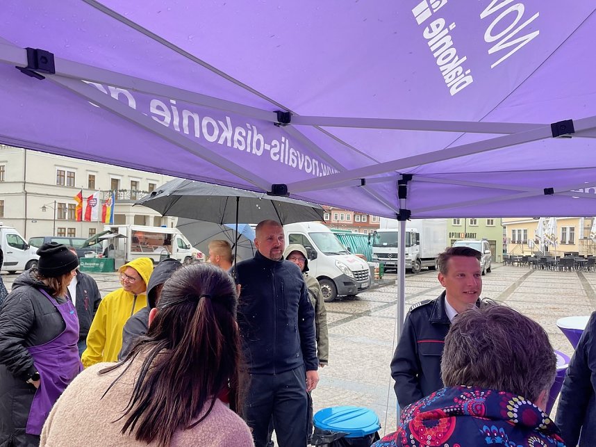 Einmal essen, zweimal satt. Suppenverteilung mit Landr&auml;tin auf dem Sondersh&auml;user Marktplatz