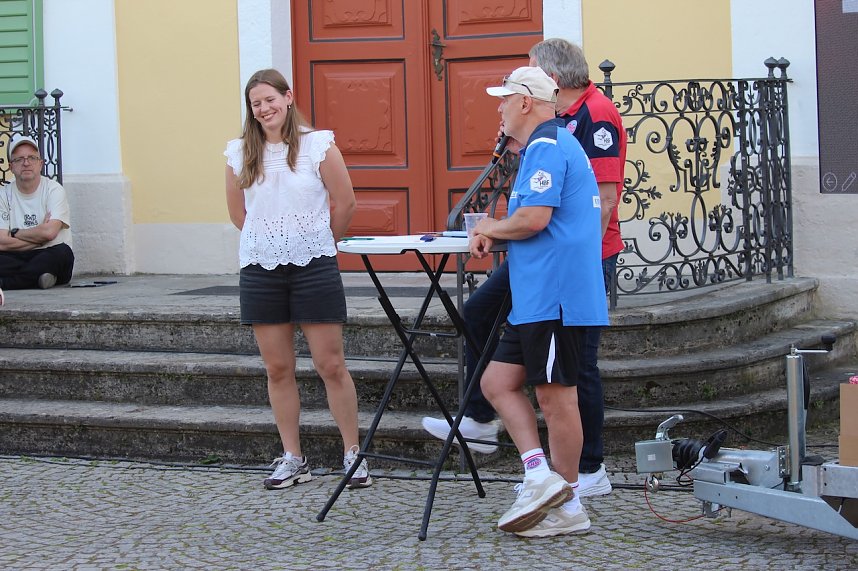 Fans und Cheftrainer des Th&uuml;ringer HC Herbert M&uuml;ller verabschieden neun Spitzenhandballerinnen in Bad Langensalza