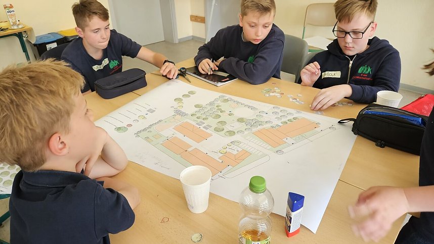 Mit Hilfe von Landschaftsplanern und Architekten er&ouml;rterten Sch&uuml;ler aus Heldrungen, wie sie ihre Schule klimaresilienter machen k&ouml;nnen. 