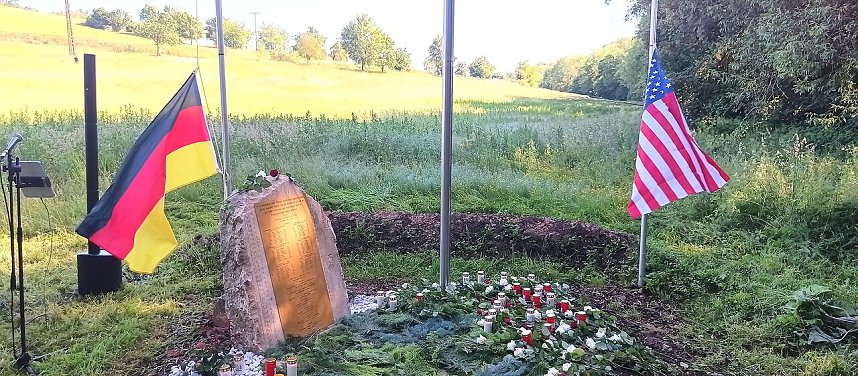 Ein Gedenkstein zwischen Wiehe und Garnbach erinnert nun an im Zweiten Weltkrieg abgeschossene Soldaten.