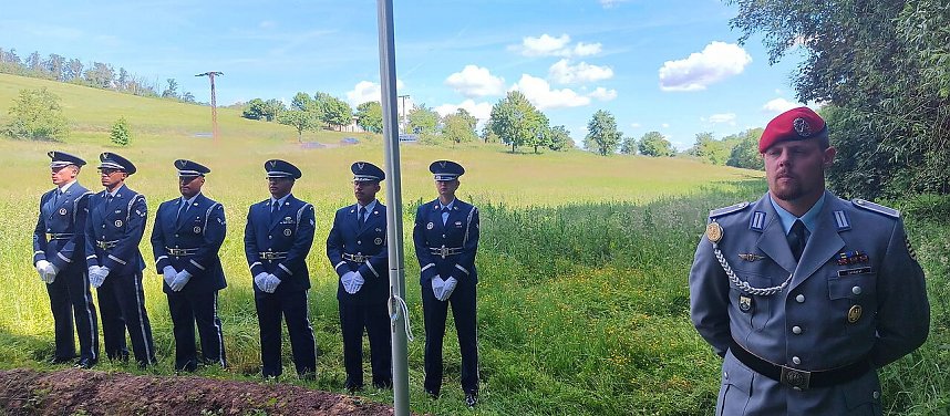 Ein Gedenkstein zwischen Wiehe und Garnbach erinnert nun an im Zweiten Weltkrieg abgeschossene Soldaten.