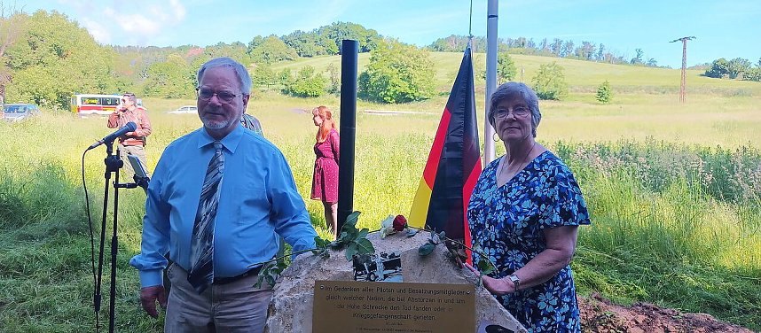 Ein Gedenkstein zwischen Wiehe und Garnbach erinnert nun an im Zweiten Weltkrieg abgeschossene Soldaten.