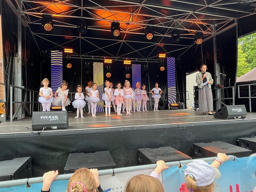 Die T&auml;nzerinnen des Tanzstudios Radeva begeisterten beim Residenzfest in Sondershausen.
