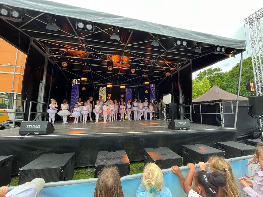 Die T&auml;nzerinnen des Tanzstudios Radeva begeisterten beim Residenzfest in Sondershausen.