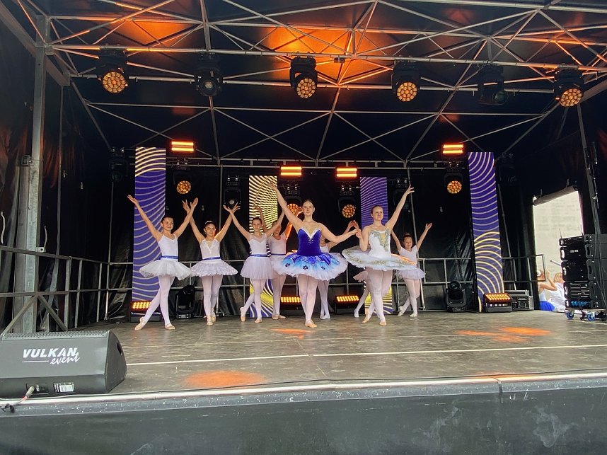 Die T&auml;nzerinnen des Tanzstudios Radeva begeisterten beim Residenzfest in Sondershausen.