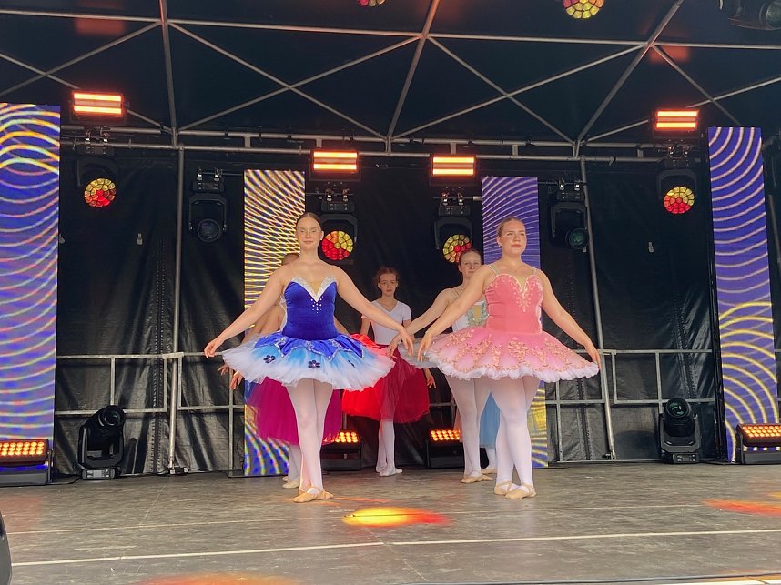 Die T&auml;nzerinnen des Tanzstudios Radeva begeisterten beim Residenzfest in Sondershausen.