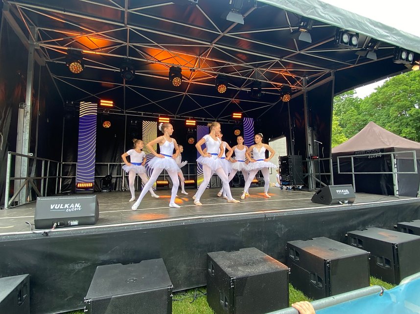Die T&auml;nzerinnen des Tanzstudios Radeva begeisterten beim Residenzfest in Sondershausen.