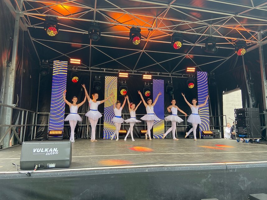 Die T&auml;nzerinnen des Tanzstudios Radeva begeisterten beim Residenzfest in Sondershausen.