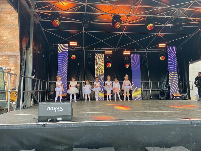 Die T&auml;nzerinnen des Tanzstudios Radeva begeisterten beim Residenzfest in Sondershausen.