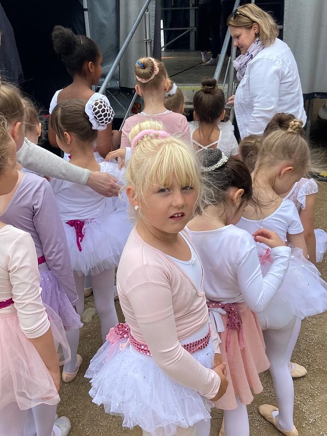 Die T&auml;nzerinnen des Tanzstudios Radeva begeisterten beim Residenzfest in Sondershausen.