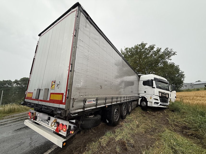 LKW kommt auf der B241 von der Stra&szlig;e ab und prallt gegen einen Baum
