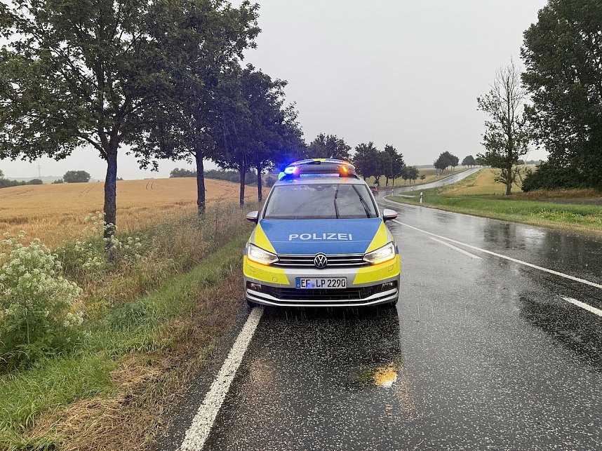 LKW kommt auf der B241 von der Stra&szlig;e ab und prallt gegen einen Baum