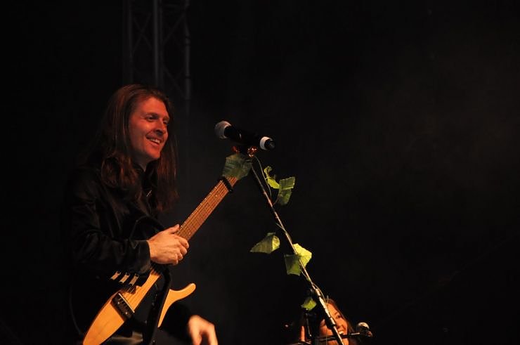 John Michae Kelly & Frau Maite Itoiz im Gehege